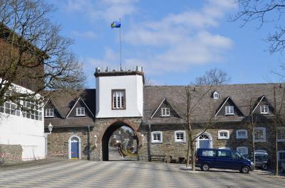 Wirtschaftshof, Ostgebäude mit Torturm