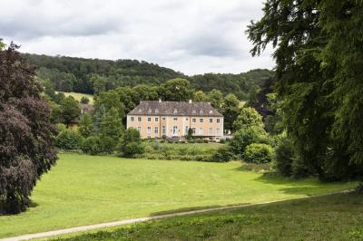 Blick über den Schlosspark zum Haus Rheder