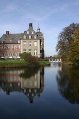Blick über den Hausteich auf das Schloss