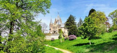 Park mit Blick auf Schloss Drachenburg