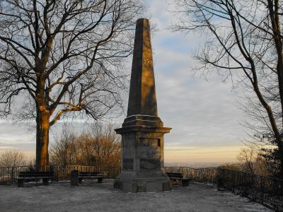 1807 auf der Kuppe errichteter Tranchot-Obelisk
