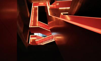 Treppe zwischen Besucherzentrum und Ausstellungsräumen