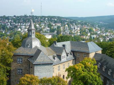 Die Gebäude der Kernburg, Ansicht von Südwesten, im Hintergrund der Giersberg