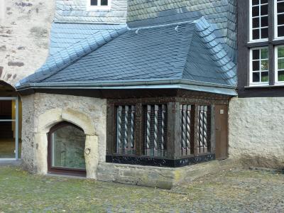 Überdachter Brunnen im Schlosshof