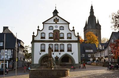 Blick über den Markt auf das Rathaus und die Propsteikirche, im Vordergrund der Petrusbrunnen