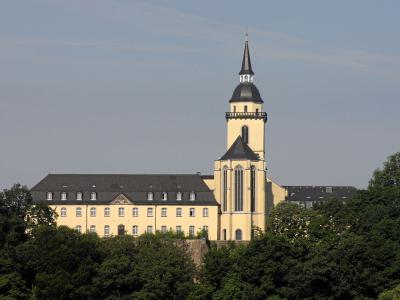 Blick auf die Abtei Michaelsberg in Siegburg und die Klosterkirche