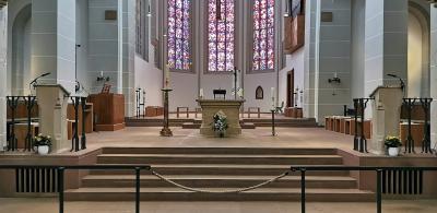 Erhöhter Altarbereich der Abteikirche