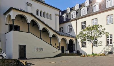 Eingang zur Klosterkirche vom Hof