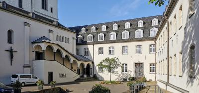 Hofansicht der Abtei mit Klosterkirche