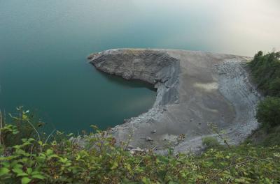 Pinner Felsen; Steinbruch, aus dem das Schüttmaterial des Damms stammt 