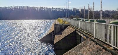 Staumauer mit Wasserentnahmeturm im Hintergrund