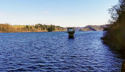 Wahnbachtalsperre mit Wasserentnahmeturm
