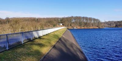 Wasserseitige Staumauer