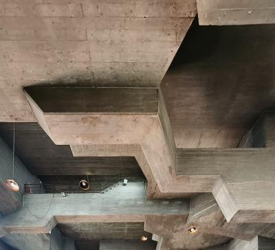 Plastische Betonformen im Deckenbereich