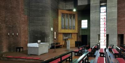 Altarbereich und Orgel