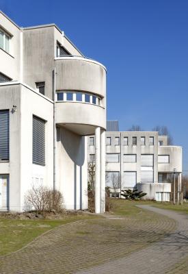 Universität Witten/Herdecke, Außenperspektive, Rundbau auf Stützen