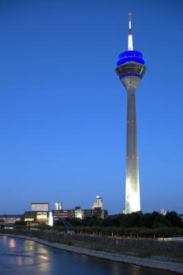 Rheinturm bei Nacht