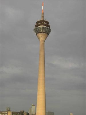 Gesamtansicht des Rheinturms