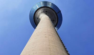 Rheinturm von unten gesehen