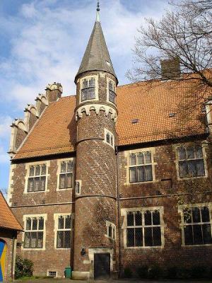 Seitenansicht Drostenhof mit Turm