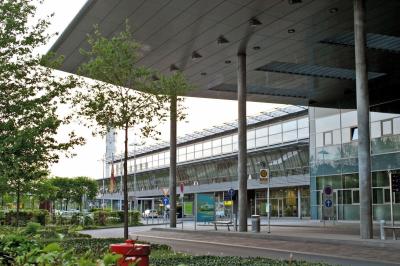 Vordach von Terminal I, dahinter Terminal II