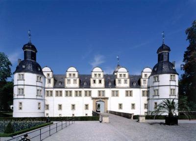 Gesamtansicht Schloß Neuhaus Stadtfront
