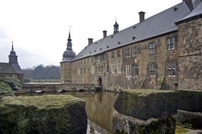 Fassade der Hauptburg von Schloss Lembeck mit Brücke