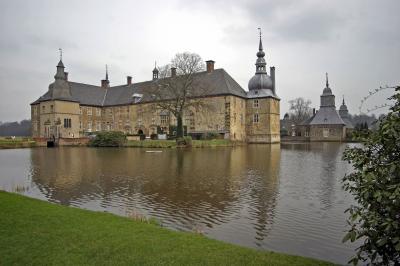 Schloss Lembeck vom Wasser aus gesehen