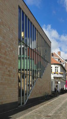 Fassade mit Spiegelungen