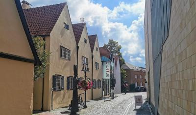 Anbauten von Dominikus Böhm mit drei Giebeln