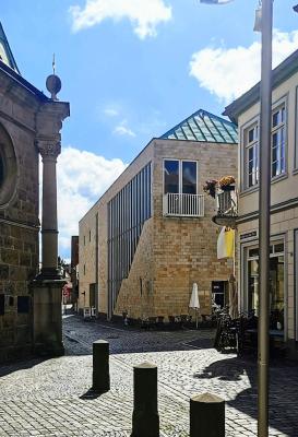 Blick vom Kardinal-von-Galen-Platz auf den Neubau