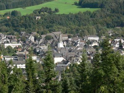 Blick auf die Stadt von den umgebenden Höhenzügen