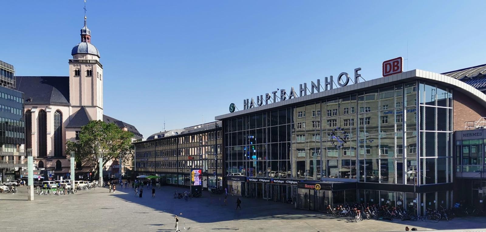 Blick auf den Bahnhofsvorplatz