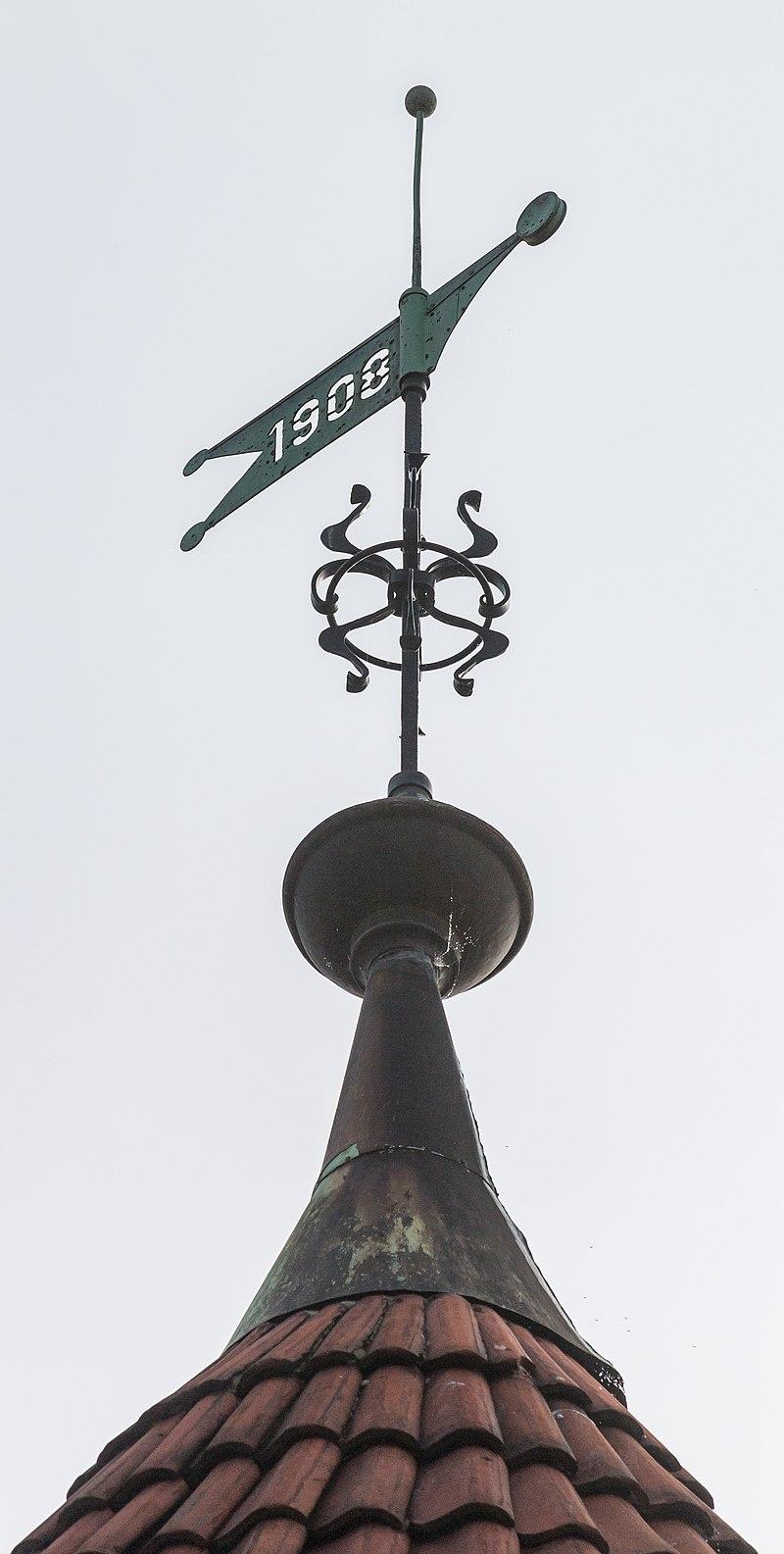 Spitze des Westturms des Lüdninghauser Tors mit Jahreszahl