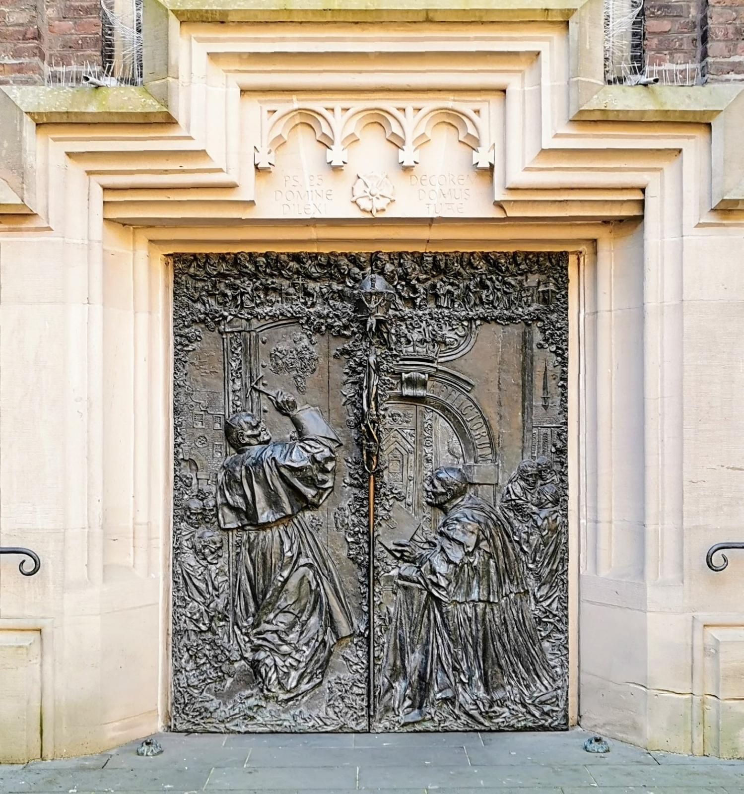 Bronzeportal der Marienbasilika zum Brunnenhof