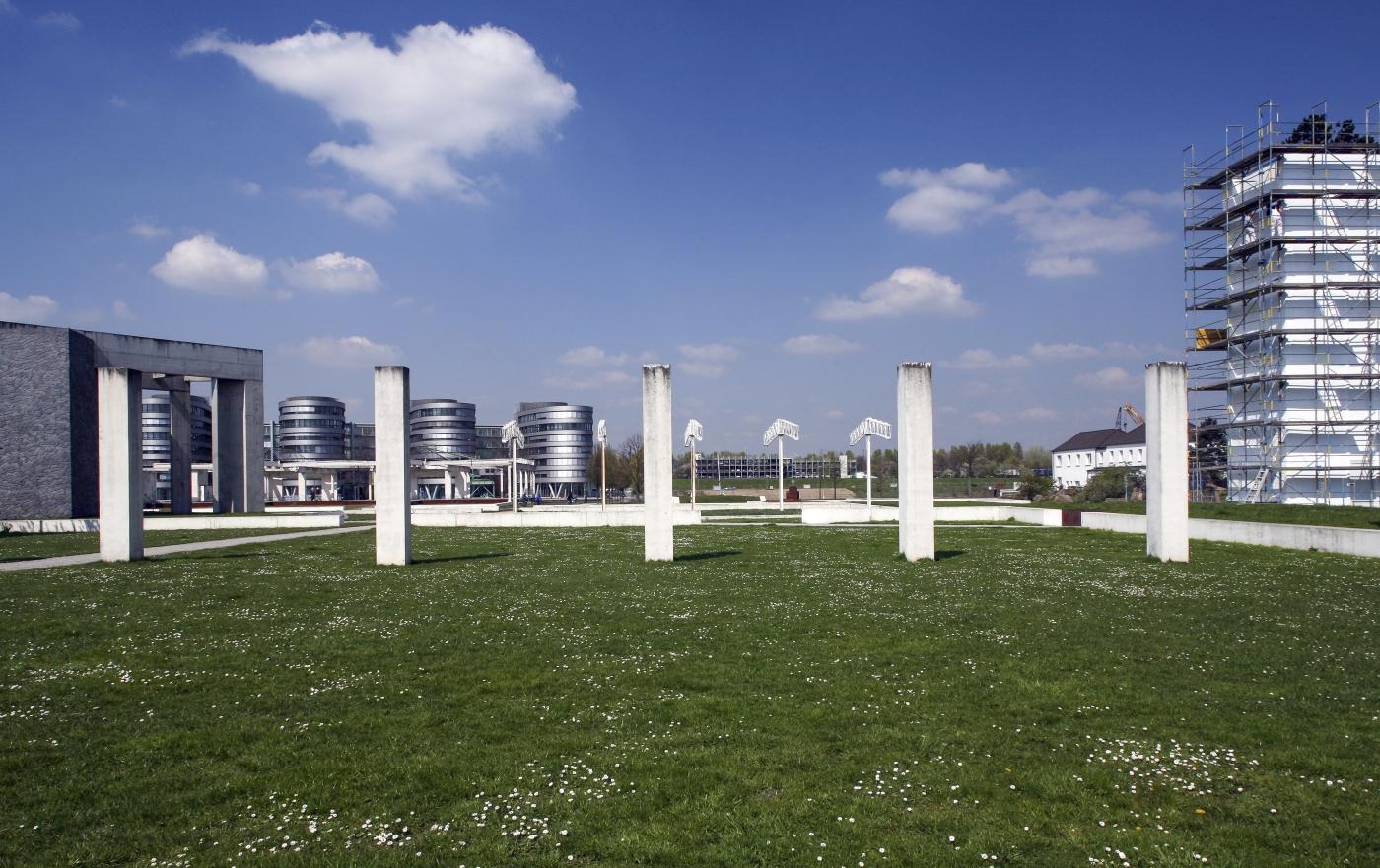 In das Gartenkonzept integrierte Gebäudereste