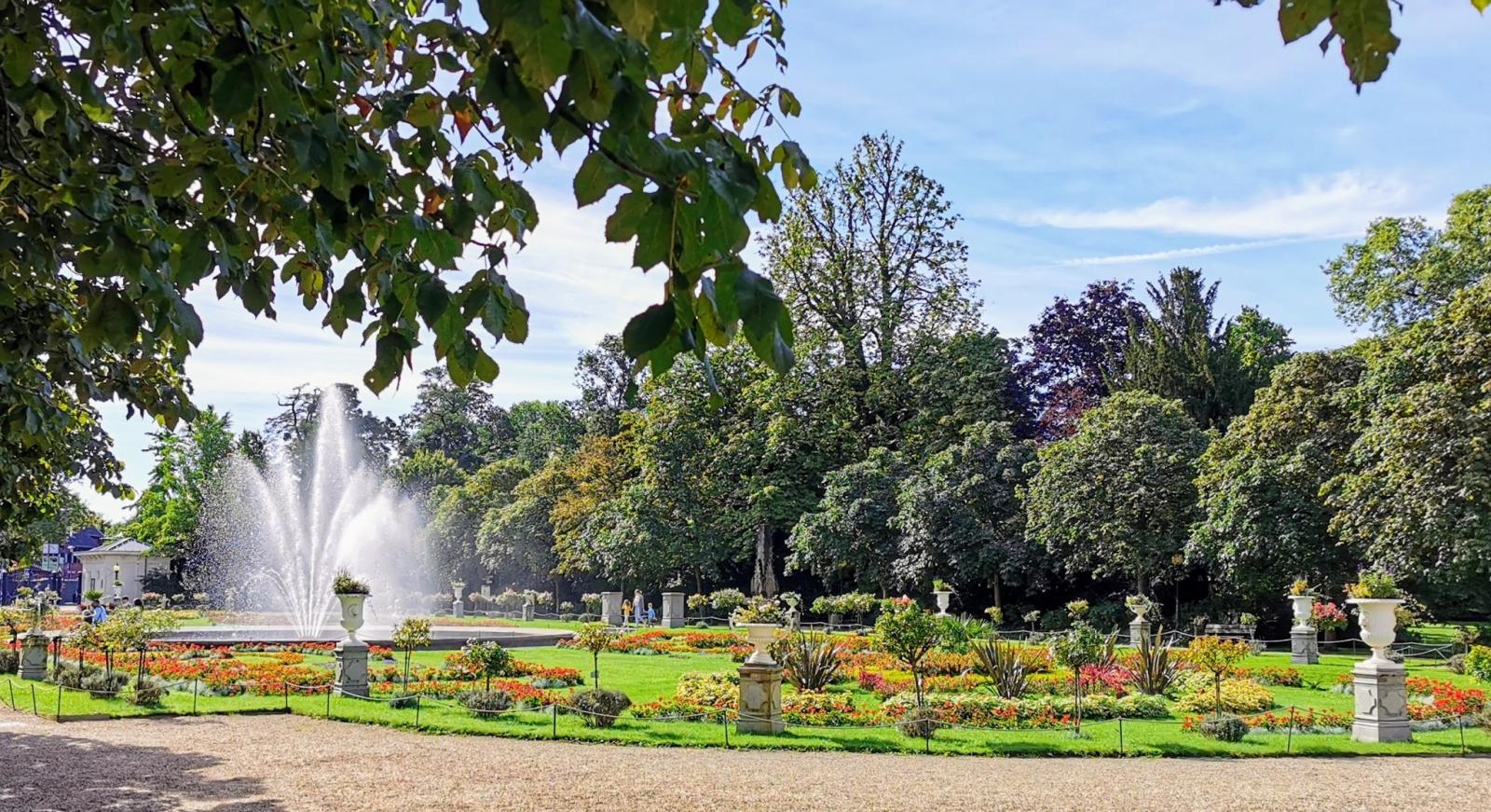 Französisches Parterre mit Brunnen vom Glaspalast aus gesehen