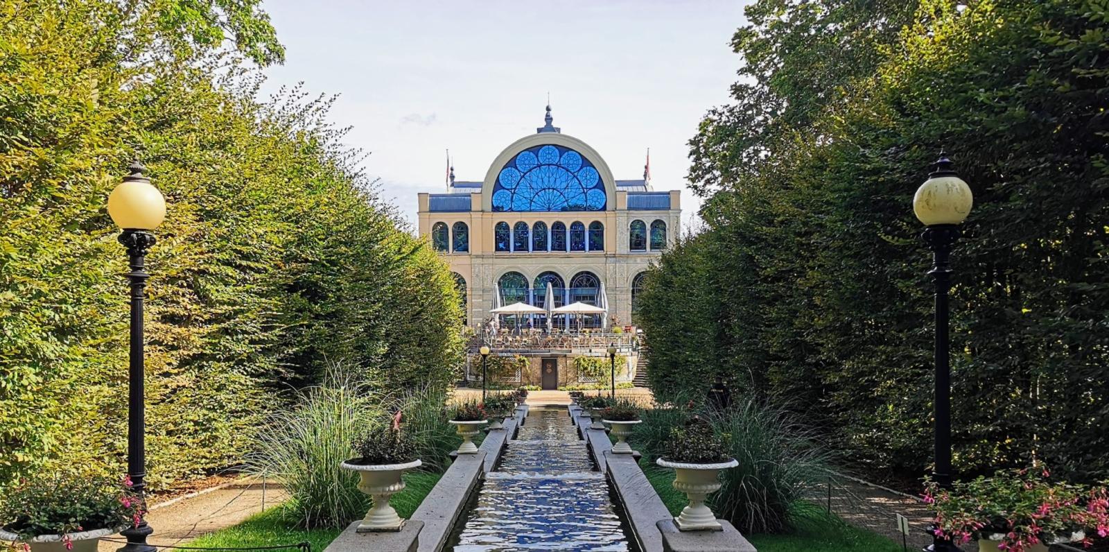Wasserterrassen mit saniertem Glaspalast