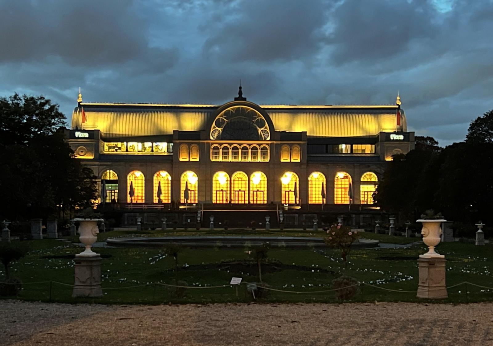 Haupthaus Flora am Abend
