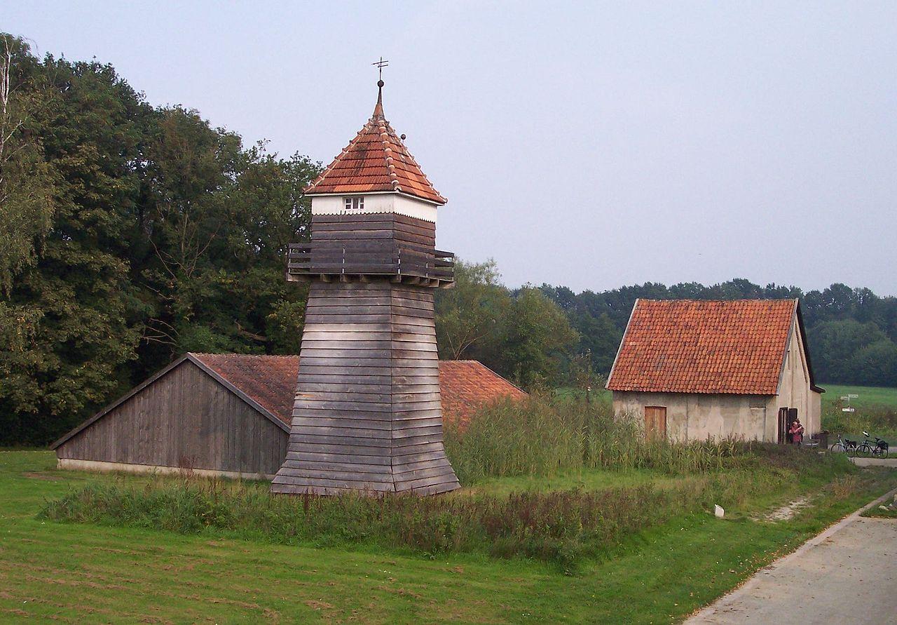 Förderturm (Soleturm mit Hochbehälter), Vorratsbecken (Gebäude Solevorratsbehälter) und Pumphaus (Turbinenhaus)