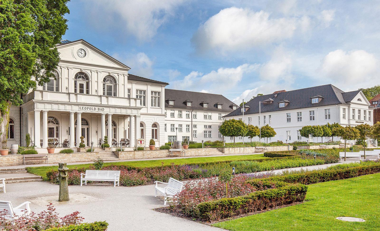  Leopold-Bad und Inhalatorium in Bad Salzuflen, davor Rosengarten