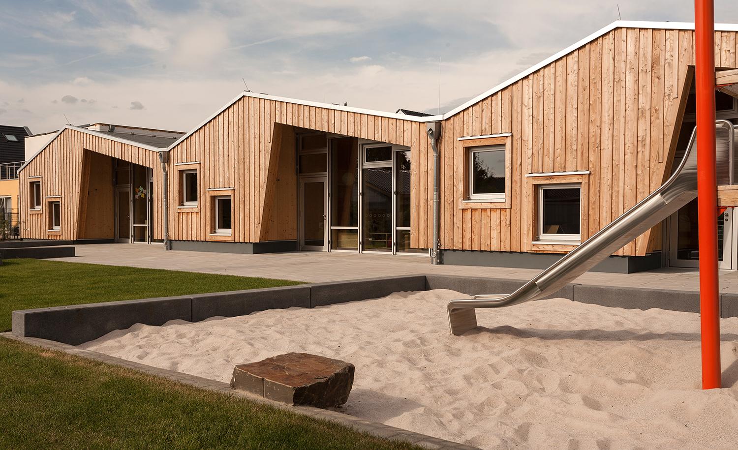 Außenraum mit Sandspielfläche