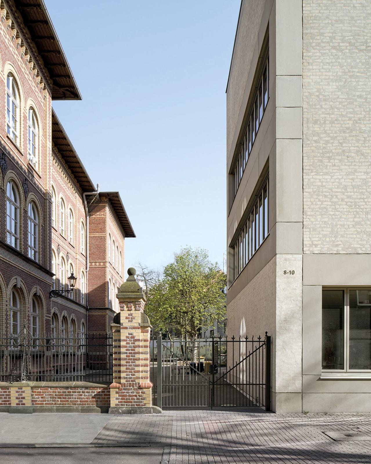 Erweiterung Geschwister-Scholl-Realschule Köln, Tor zum Schulhof