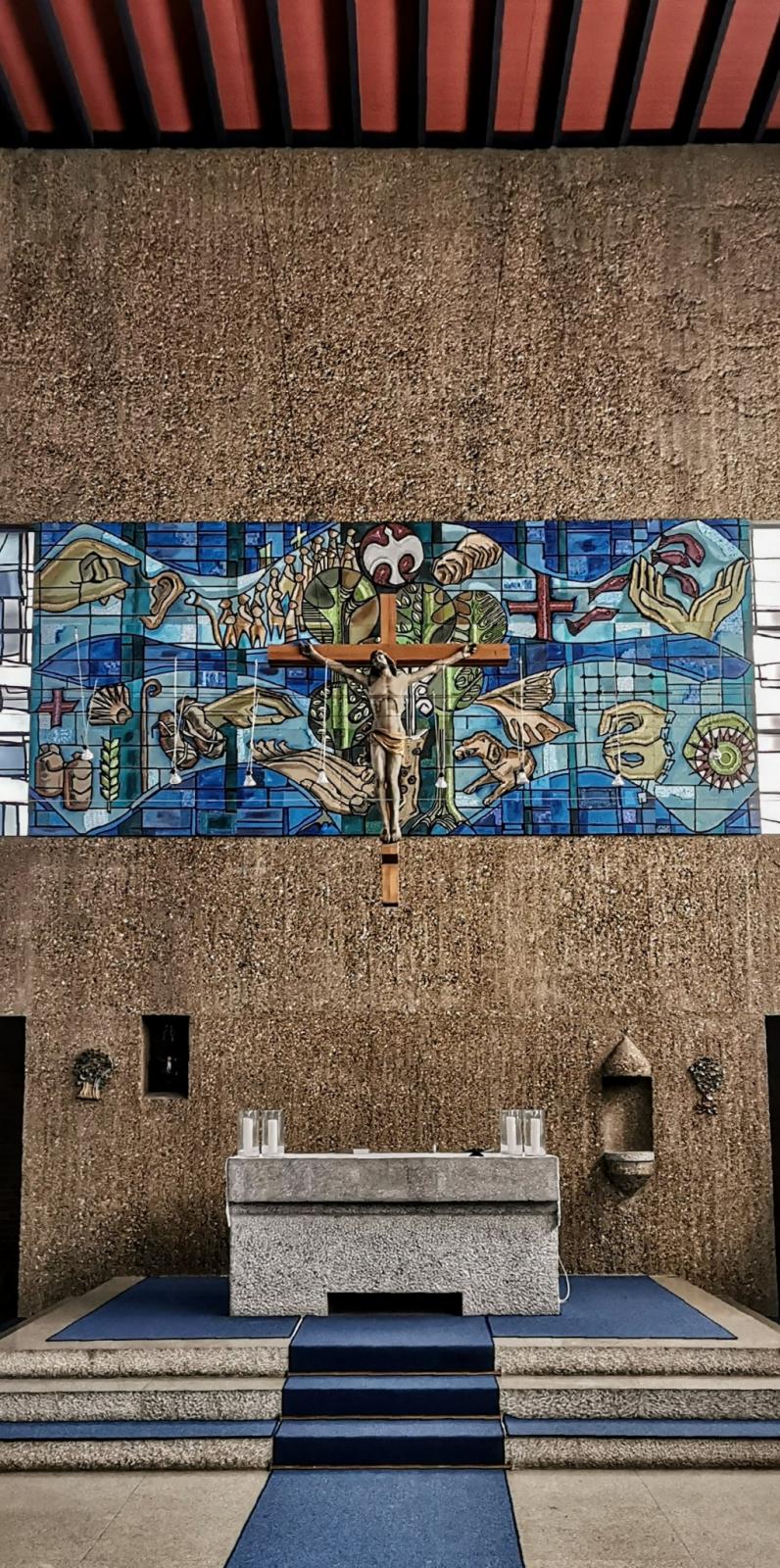 erhöhter Altarbereich mit Mosaik