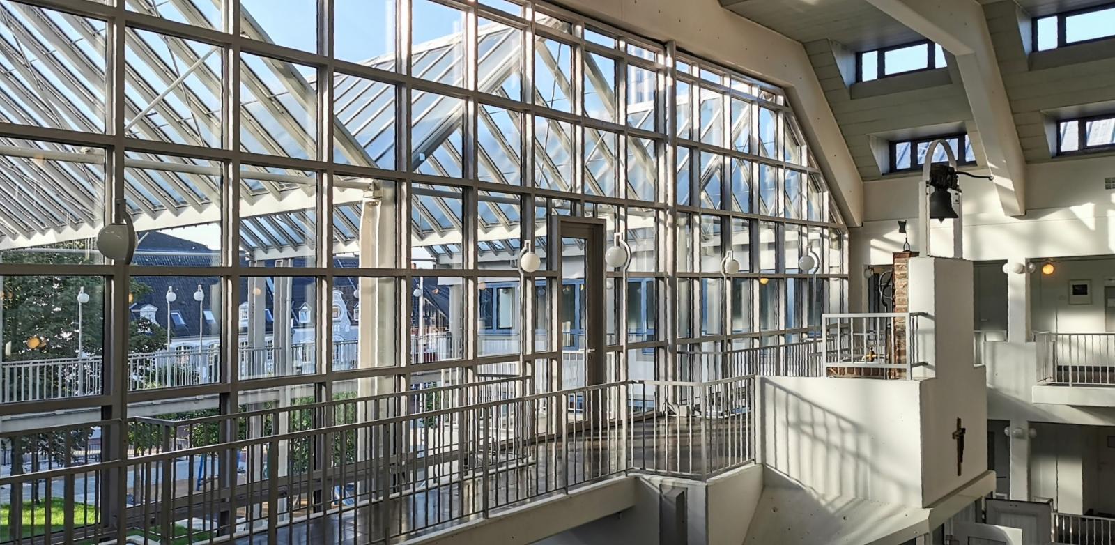 Glasfront zur Vorhalle