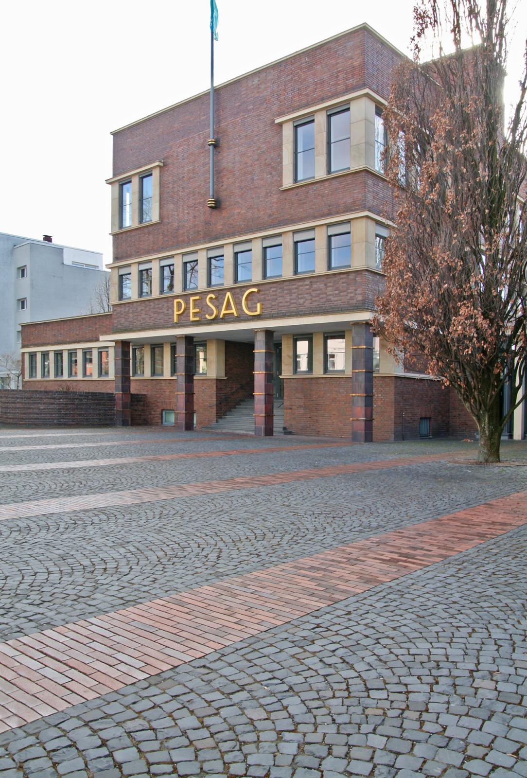 Eingangsfront der PESAG mit vorkragendem Obergeschoss