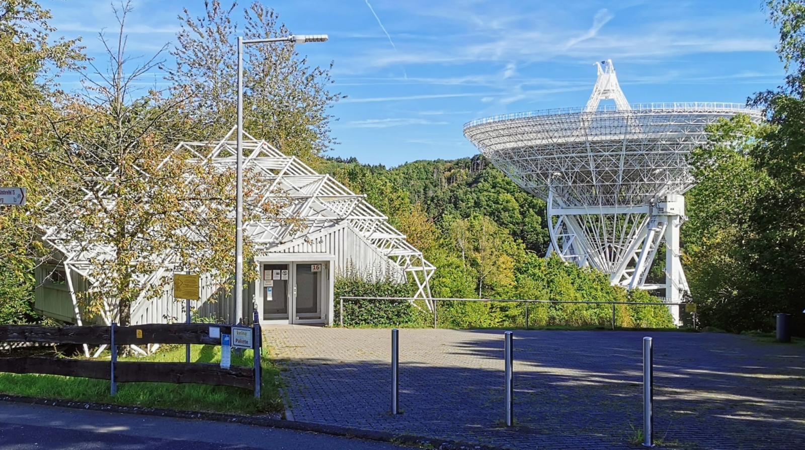 Radioobservatorium Effelsberg mit Besucherpavillon