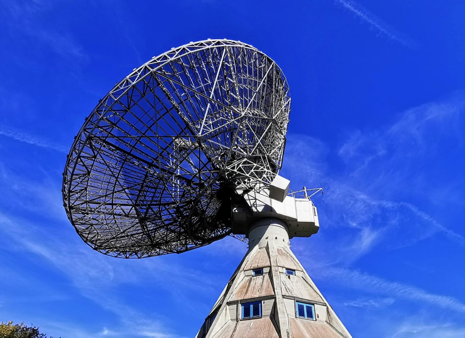 Drehbare Antennenschüssel auf dem Sockelgebäude