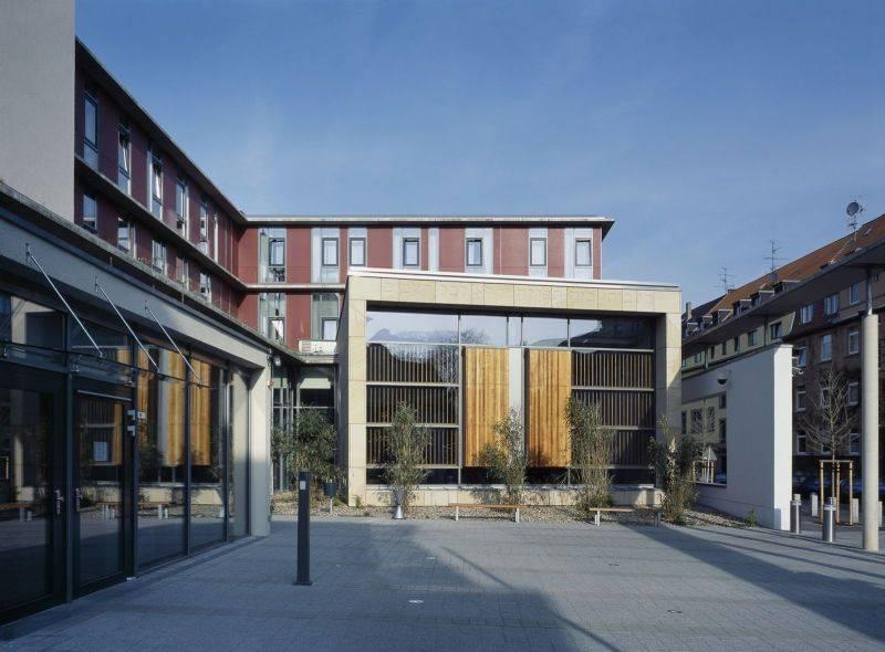 Glasfront des Synagogen-Kubus