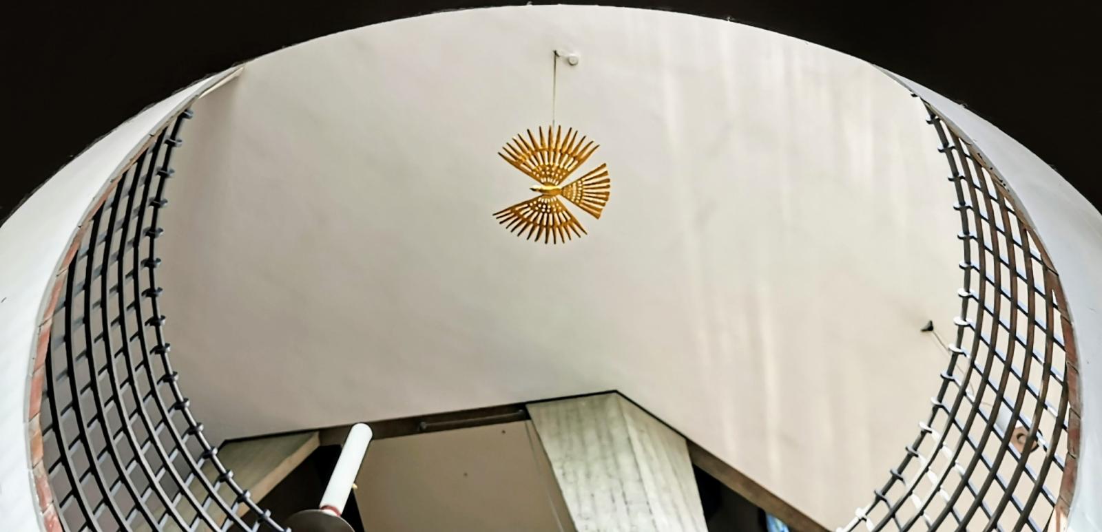 Verbindung zwischen Krypta und Kirchenraum durch eine kreisrunde Öffnung in der Geschossdecke